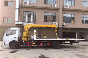 东华门附近汽车轮胎更换